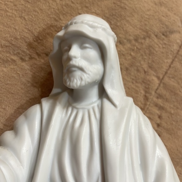 Avon Nativity Collectibles The Shepherd Porcelain Figurine. Excellent Condition. - Picture 4 of 12